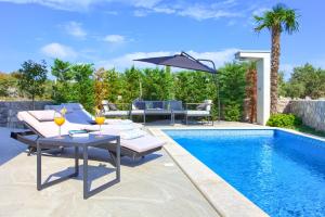 - une piscine avec du mobilier de jardin et une table avec des boissons dans l'établissement Villa ELA - Town Krk, à Krk