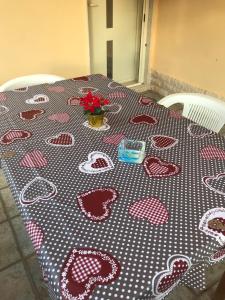 un tavolo con una tovaglia a pois rosa e bianco di Villa Suite Deluxe a Siracusa