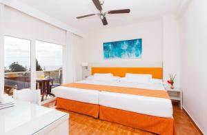 Cama o camas de una habitación en Diverhotel Dino Marbella