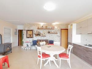 uma cozinha e sala de estar com mesa e cadeiras em Modern Holiday Home in Mandre with Barbeque em Mandre