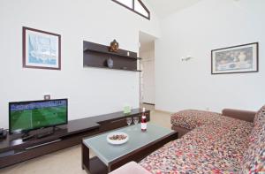 salon z kanapą i telewizorem w obiekcie Ereza Villas Las Buganvillas w mieście Playa Blanca