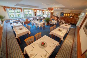 A restaurant or other place to eat at Berghotel Tambach