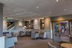 una sala d'attesa con sedie e tavoli in ospedale di St Ives Hotel a Lytham St Annes