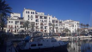マニルバにあるDuquesa Seafront Marinaの建物前のマリーナに停泊する船