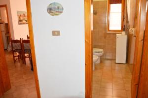 リド・マリーニにあるCasa Vacanza CALALUNAの小さなバスルーム(トイレ付)、キッチンが備わります。