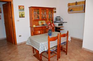 リド・マリーニにあるCasa Vacanza CALALUNAのキッチン(テーブル、テーブル、椅子付)