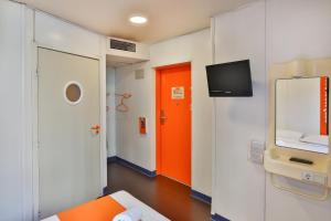 TV a/nebo společenská místnost v ubytování easyHotel Sofia