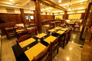 Hotel Guruvayur Darshan餐厅或其他用餐的地方