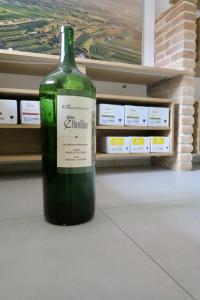 uma garrafa de vinho sentada no chão de uma loja em Weinbau Ettenauer em Rohrendorf bei Krems