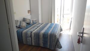1 dormitorio con 1 cama con manta y ventana en Fonda Can Dalfo by Vivere Stays, en L'Estartit