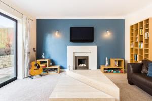 sala de estar con sofá y chimenea en Drayton Manor House FREE parking, en Tamworth