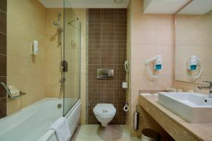 A bathroom at Alaiye Resort & Spa Hotel - Ultra All Inclusive