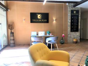A seating area at Villa de Plan Apartments&Suites