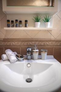 Ванна кімната в Luxury & Cozy Apartment
