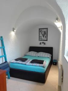 1 dormitorio con 1 cama en una pared blanca en Studio Toma with private parking place, en Šibenik