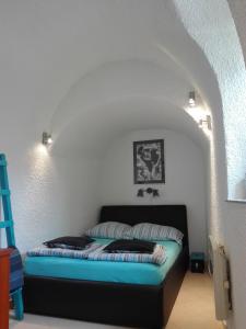 1 dormitorio con 1 cama en una habitación blanca en Studio Toma with private parking place, en Šibenik