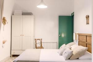 - une chambre avec un lit et une armoire verte dans l'établissement Rebesnéts de Bofranch, à Deltebre