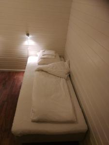 Postel nebo postele na pokoji v ubytování Foldvik Bryggeferie