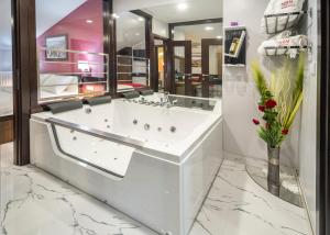 baño con bañera blanca y espejo grande en NBN NATIONAL CO en Ivanjica