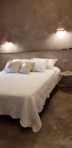 1 cama grande con sábanas y almohadas blancas en Affittacamere Joss, en La Spezia