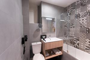 Koupelna v ubytování Hotel Aria