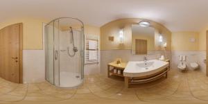 Koupelna v ubytování Hotel St. Anton