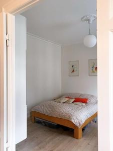 1 dormitorio con 1 cama en una habitación blanca en ApartmentInCopenhagen Apartment 1436 en Copenhague