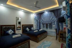 Un dormitorio con dos camas y un mural de pared. en Hotel Yes Boss International- Awarded Best Hotel 2025 in Budget Category, en Nueva Delhi