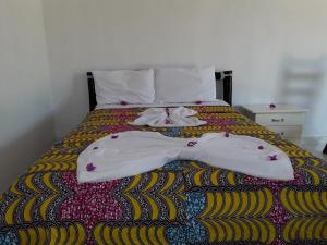 A bed or beds in a room at Kinkiliba Beach Lodge