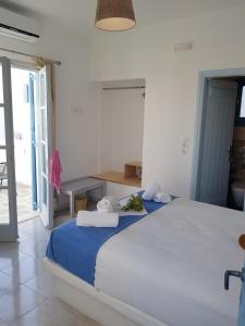 Ένα ή περισσότερα κρεβάτια σε δωμάτιο στο Glaros Hotel (By The Sea)