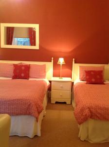 Un pat sau paturi într-o cameră la Moraydale Guest House