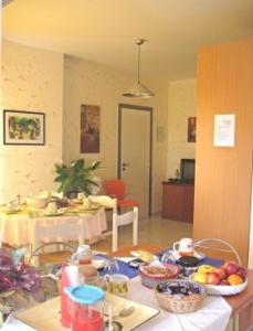 uma cozinha com uma mesa com fruta em Costapicca em Alcamo