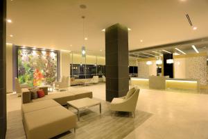 a lobby with couches and chairs in a building at Hyatt Place Tegucigalpa in Tegucigalpa