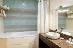 une salle de bain avec un lavabo, des toilettes et une baignoire dans l'établissement The Square, à Astana 44 autres photos