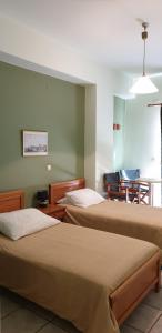 En eller flere senge i et værelse på Zannikos Rooms