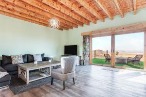 ein Wohnzimmer mit Sofa und Tisch in der Unterkunft Villa Tranquila in Villaverde