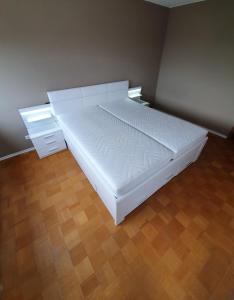 מיטה או מיטות בחדר ב-Penthouse "Marc Aurel" - GreatView, WiFi & Netflix