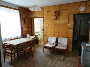 - une salle à manger avec une table et des chaises dans l'établissement Ubytování U Jezérka, à Ratíškovice