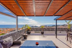 vistas al océano desde el balcón de una casa en Flowers Island house 2, en Funchal
