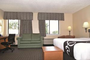 Postel nebo postele na pokoji v ubytování La Quinta by Wyndham Tampa Fairgrounds - Casino