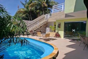 uma piscina em frente a uma casa em Pousada Recanto Lara Mar em Porto de Galinhas