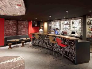Uma área de estar em ibis Köln Centrum