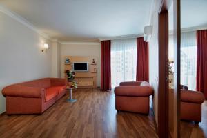 A television and/or entertainment centre at Alaiye Resort & Spa Hotel - Ultra All Inclusive