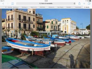 Un gruppo di barche sono parcheggiate in un porto. di La casetta di Lucia a Mondello