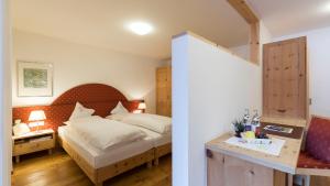 Postel nebo postele na pokoji v ubytování Family Resort Rainer Sexten