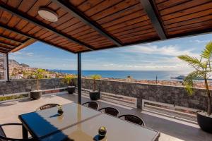 vistas al océano desde el balcón de una casa en Flowers Island house 2, en Funchal