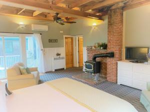 uma sala de estar com lareira e fogão em Acadia Hotel - Downtown em Bar Harbor
