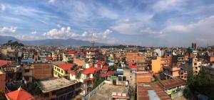 vista su una città con molti edifici di Hotel Darwin a Kathmandu