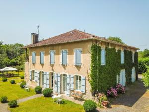 Una casa grande con hiedra a un lado. en Appart'Hôtel Bellevue, en Bayona