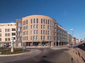 ein großes Backsteingebäude in einer Stadtstraße in der Unterkunft RS-HOTEL - smart & modern Hotel Apartments in Brühl